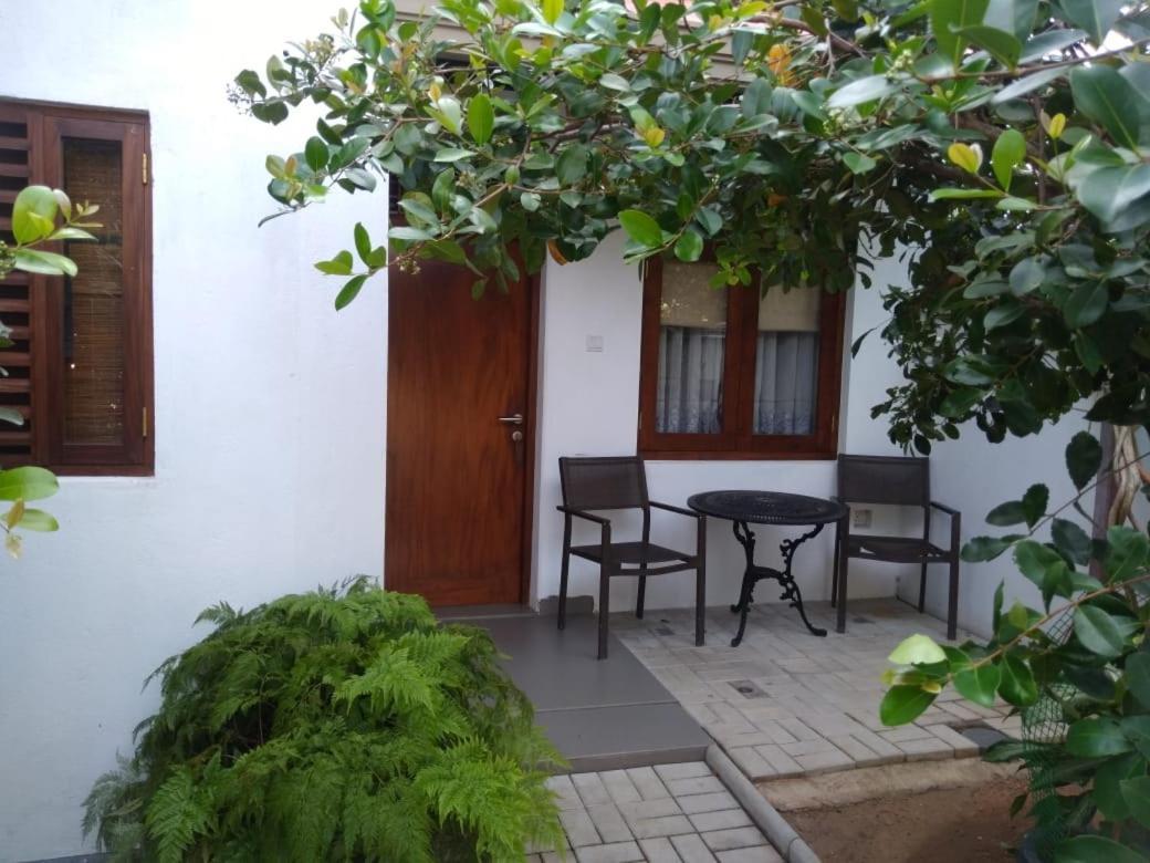 ネゴンボ Suriya Arana Bed & Breakfast エクステリア 写真