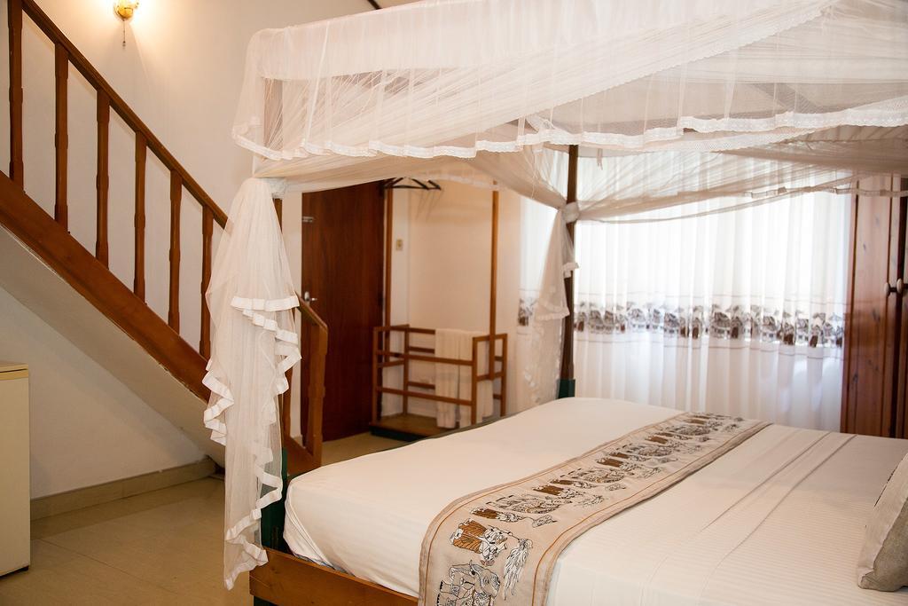 ネゴンボ Suriya Arana Bed & Breakfast エクステリア 写真
