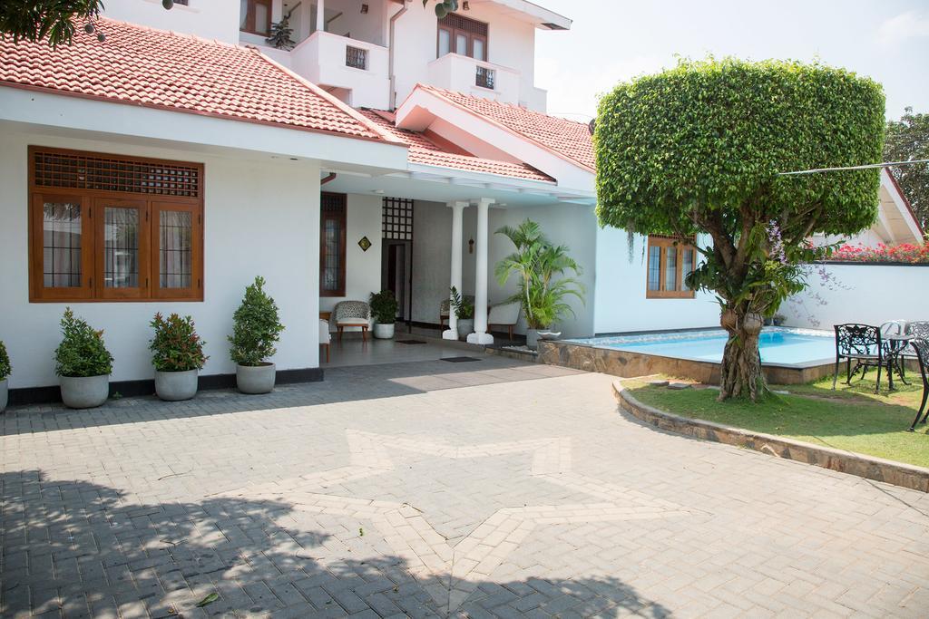 ネゴンボ Suriya Arana Bed & Breakfast エクステリア 写真