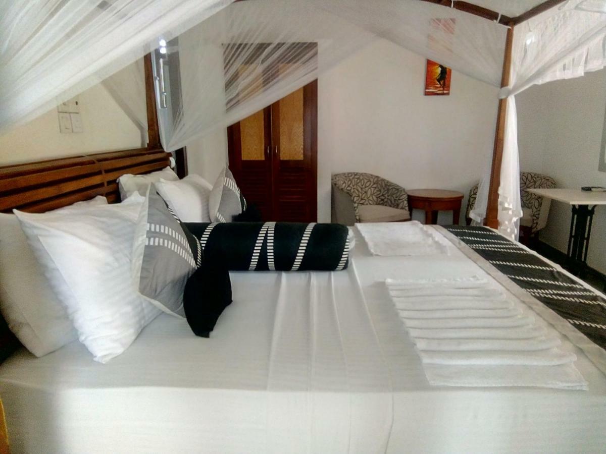 ネゴンボ Suriya Arana Bed & Breakfast エクステリア 写真